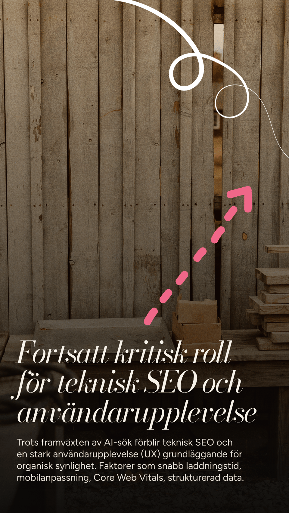 En vertikal vy av en väderbiten trävägg med en enkel träbänk framför, där några små kartonger och en metallbricka står placerade.