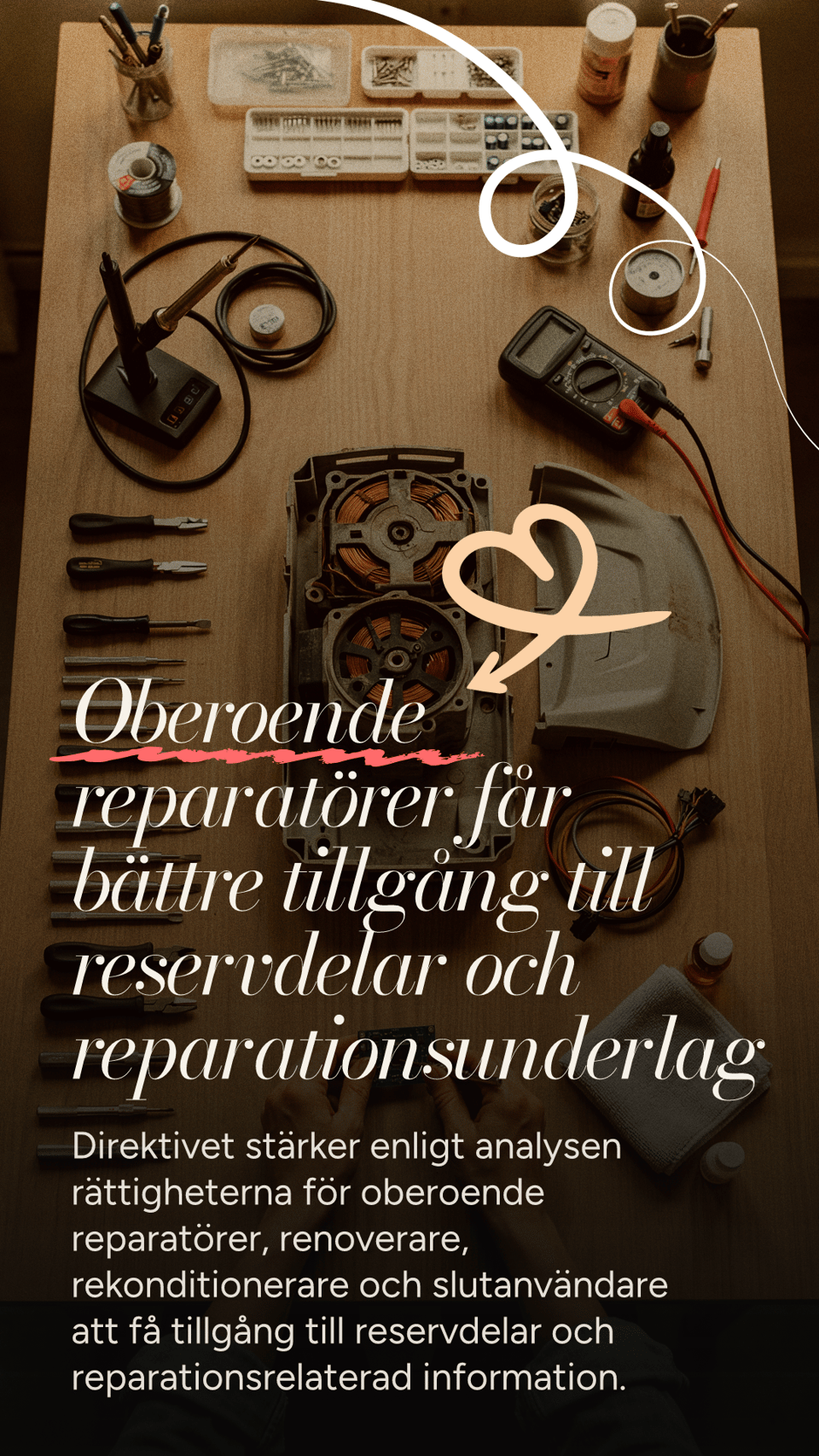 Ovanifrånvy av en person som reparerar ett kretskort vid ett välorganiserat arbetsbord med verktyg och delar från en isärplockad maskin.